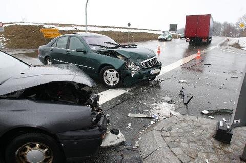 An den Fahrzeugen entstand ein Sachschaden von insgesamt 15.000 Euro. Heftiges Schneetreiben behinderte zum Unfallseitpunkt die Sicht. 