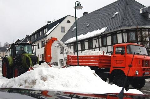 Schneeberäumung in Hermannsdorf: Mit der Fräse geht an über die Straße, der Laster fährt die Massen weg. 
