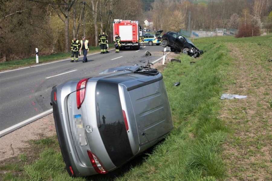 <p>Ersten Informationen zufolge war gegen 14.30 Uhr ein Mazda in den Gegenverkehr geraten und mit einem Renault kollidiert.</p>
