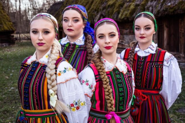 <p>Die vier Sängerinnen von Tulia präsentieren&nbsp;typisch osteuropäischen Folklore-Gesang. Mit "Fire of Love&nbsp;(Pali si?)" treten sie für Polen an.</p>

