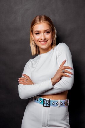 <p>Sie ist Sängerin, Schauspielerin und Moderatorin und gerade einmal 16 Jahre alt: Zena heißt das Multitalent, das mit ihrem Latino-Popsong "Like It" für Weißrussland singt.&nbsp;</p>
