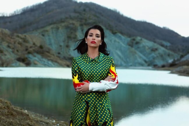 <p>Sängerin Jonida Maliqi aus Albanien präsentiert ihren Song "Ktheju tokës" in der Landessprache.</p>
