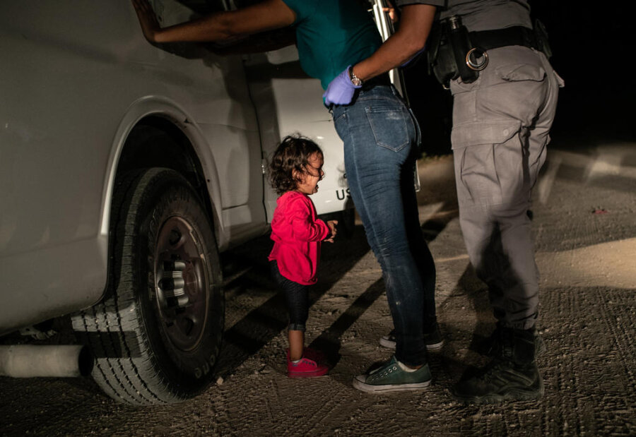 <p>Das Weltpressefoto des Jahres 2018 ist das Bild eines weinenden Mädchens an der Grenze zwischen Mexiko und den USA. Das Kind und seine Mutter überquerten den Rio Grande nach Texas und wurden von den Grenzkontrolleuren der USA in Gewahrsam genommen.</p>
