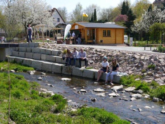 <p>Im Mühlbachtal gibt es nun am Ufer des Gewässern viele Möglichkeiten für Besucher, eine Pause am Ufer zu genießen, was auch rege am Eröffnungstag der Landesgartenschau genutzt wurde.</p>
