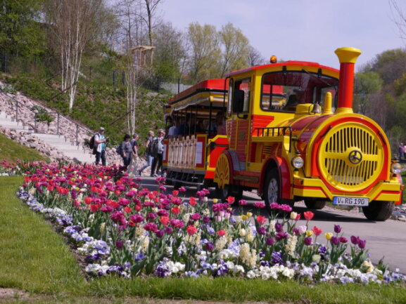 <p>Der Gartenschau-Express fährt Besucher zwischen den beiden Arealen der Landesgartenschau Mühlbachtal und Zschopauaue hin und her. Eine Fahrt kostet fünf Euro pro Person.</p>
