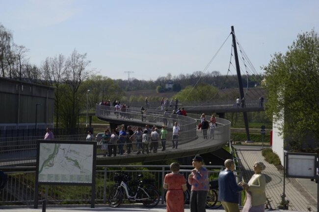 <p>Die 262 Meter lange Brücke für Fußgänger und Radfahrer windet sichin hohem Bogen über einen Seitenarm der Zschopau und die Bundesstraße 169.</p>
