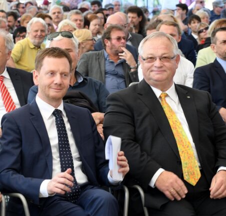 <p>Ministerpräsident Michael Kretschmer und Bürgermeister Thomas Firmenich (r.) saßen im Publikum bei der Eröffnung der Schau, ...</p>
