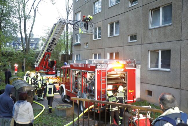 <p>Die Bewohner des Hauses mussten ihr Quartier wegen des Feuerwehreinsatzes verlassen.</p>

