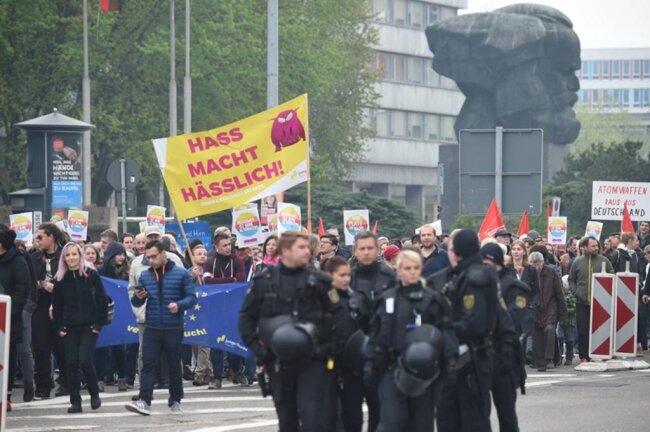 <p>Mehrere hundert machten sich am Morgen vom Marx-Monument aus auf den Weg.</p>

