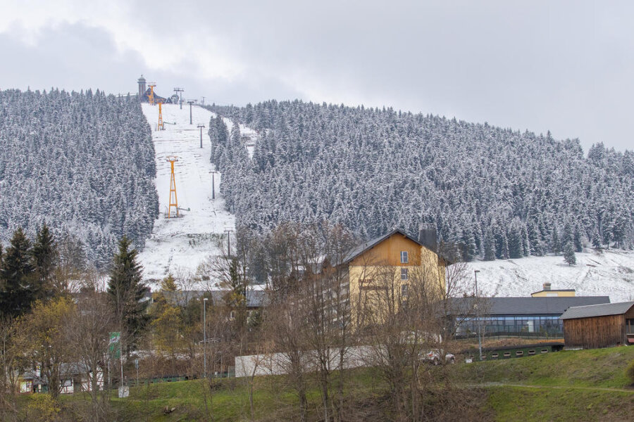 <p>In Sachsen fiel am Samstag vor allem in den Bergen Schnee, wie Florian Engelmann vom Deutschen Wetterdienst in Leipzig sagte.</p>
