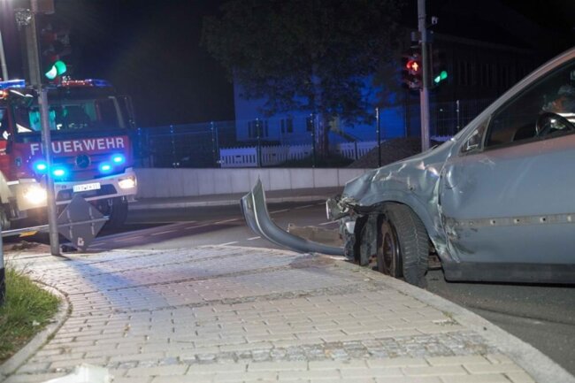 <p>Laut Polizei wurde der Opel-Fahrer leicht verletzt. Zudem entstanden 10.000 Euro Schaden.&nbsp;</p>
