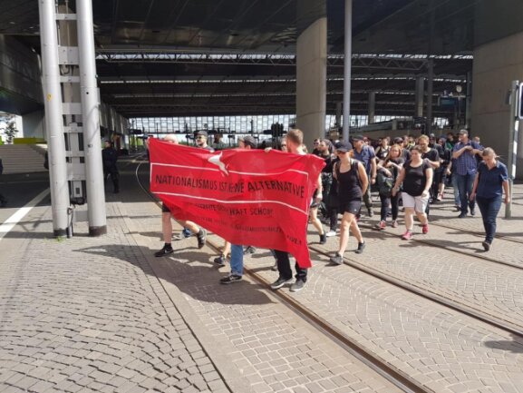 <p>Gegendemonstranten aus Dresden kommen am Chemnitzer Hauptbahnhof an.&nbsp;</p>
