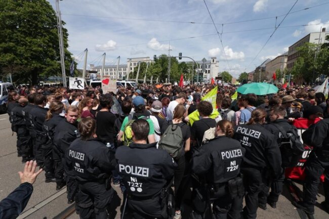 <p>Mittlerweile haben sich mehrere hundert Menschen zur Gegendemo am Schillerplatz eingefunden.</p>
