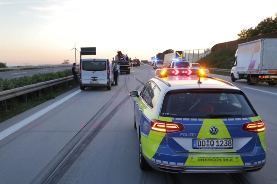 <p>Ein Autofahrer sei am Sonntagabend in Richtung Erfurt unterwegs gewesen, als ein Reifen an seinem Wagen platzte, sagte ein Polizeisprecher am Montagmorgen.</p>
