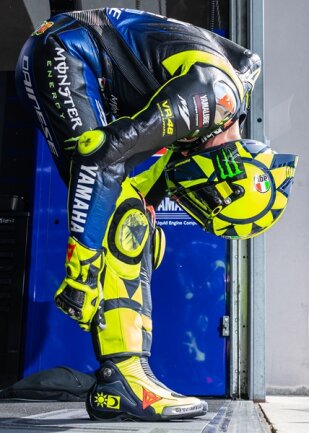 <p>Valentino Rossi, (Italien, Monster Energy Yamaha MotoGP Team), dehnt sich, bevor er seine Box verlässt.</p>
