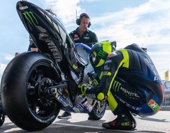 <p>Valentino Rossi, (Italien, Monster Energy Yamaha MotoGP Team) hockt vor seinem Motorrad in der Boxengasse.</p>
