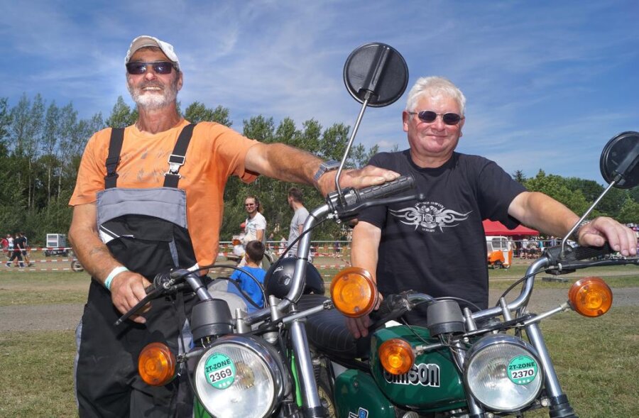 <p>Tausende Mopeds, Sonne und Staub - so feierten von Donnerstag an bis Sonntag Simson-Fans das Kult-Moped auf dem Zwickauer Flugplatz.</p>
