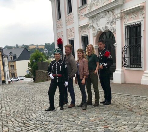 <p>Die Schauspieler Esther Zimmering, Kai Scheve, Lara Mandoki, Teresa Weißbach und Tim Bergmann machen das Erzgebirge zum Tatort für den Film „Tödlicher Akkord“, der im Frühjahr 2020 im ZDF laufen soll.</p>
