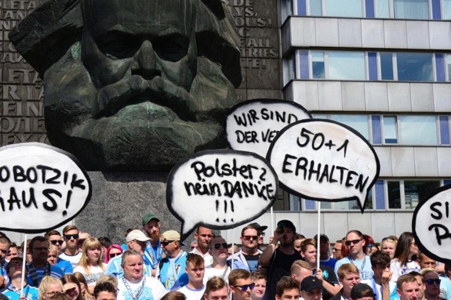 <p>Mehrere hundert CFC-Fans - größtenteils gekleidet in Himmelblau - haben sich am Sonntagnachmittag vor dem Karl-Marx-Monument versammelt.</p>
