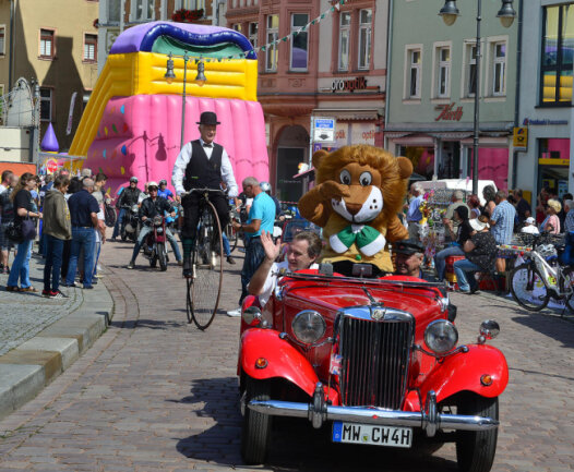 <p>Der Oldtimerkorso zum Altstadtfest, angeführt von einem Wagen mit dem Mittweidaer Maskottchen und OB Ralf Schreiber, führte am Sonntagnachmittag durch die Innenstadt von Mittweida und lockte viele Schaulustige an.</p>
