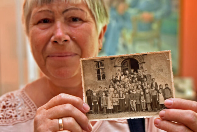 <p>Ursel Müller verlebte als 9-Jährige 1957 fröhliche Ferientage in der Einrichtung. Heute in Schwarzenberg lebend, hatte sie Erinnerungsfotos mitgebracht.</p>
