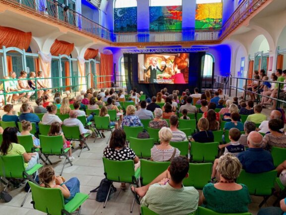 <p>Fabulix macht's möglich: Kino im Alten Stadtbad von Annaberg. Vollbesetzt am Samstagnachmittag.</p>
