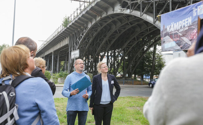<p>Johannes Rödel vom Chemnitzer Viadukt-Verein und Sandra Christein, Projektingenieurin der Bahn, bei einer Führung am Viadukt. Ende des Jahres sollen die Planungsunterlagen für die Sanierung beim Eisenbahn-Bundesamt eingereicht werden.</p>
