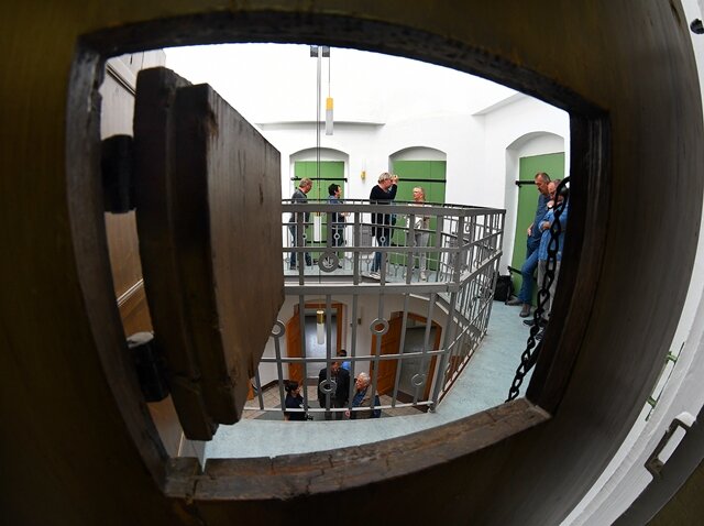 <p>Mehr als 100 Besucher kamen zum Tag des offenen Denkmals in das alte Gefängnis im ehemaligen Amtsgericht in Hainichen. Eine Zelle ist dort originalgetreu erhalten, der Arrestbau steht aber leer.&nbsp;</p>
