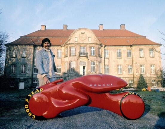 <p>1973 in Warendorf: Luigi Colani präsentiert seinen Entwurf eines turbinengetriebenen Zweirads vor seinem damaligen Wohnsitz Schloss Harkotten.</p>
