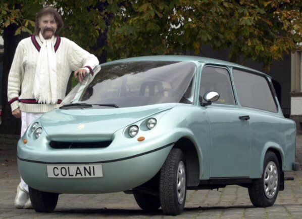 <p>2001: Luigi Colani präsentiert das erste Exemplar seines "Colani-Trabi" in Köln.</p>

