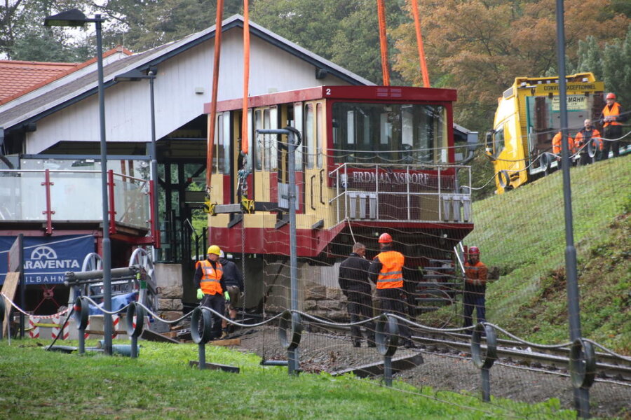 <p>Kurz vor halb neun am Dienstag schwebte der erste Wagen der Drahtseilbahn&nbsp;von den Schienen in die Luft und wurde&nbsp;von dort vorsichtig auf einen Spezialtransporter gehoben.</p>
