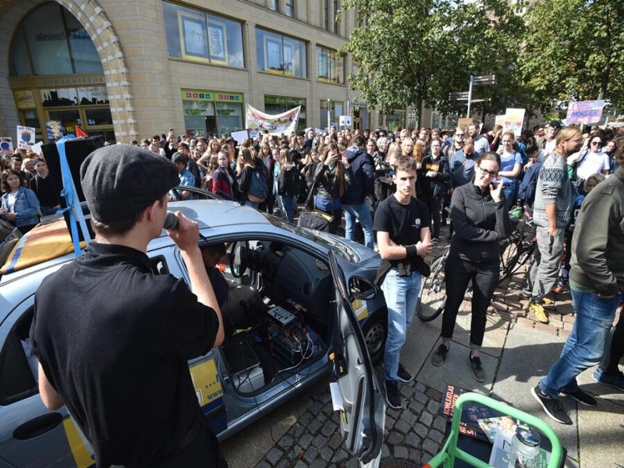 <p>In Chemnitz sammelten sich die Demonstranten am Mittag vor dem Roten Turm.</p>
