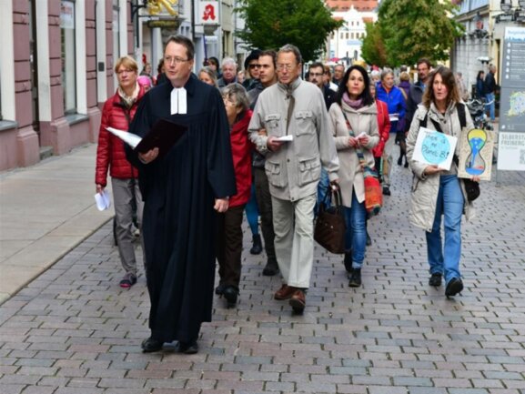 <p>In Freiberg rief die Kirche zum Protest auf. Hinter Pfarrer Michael Stahl versammelten sich etwa 40 Demonstranten.</p>
