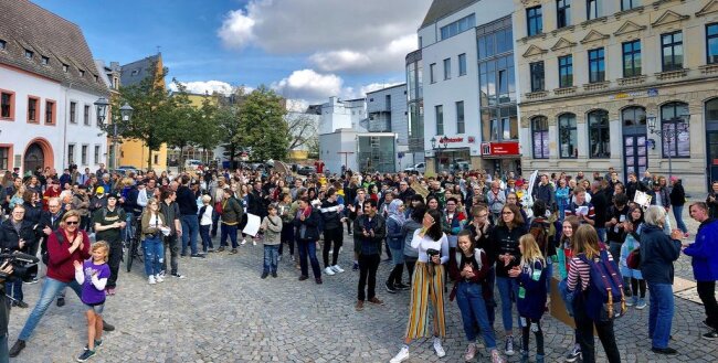 <p>Auch in Zwickau waren die Menschen auf der Straße. Etwa 300 Menschen demonstrierten dort.</p>
