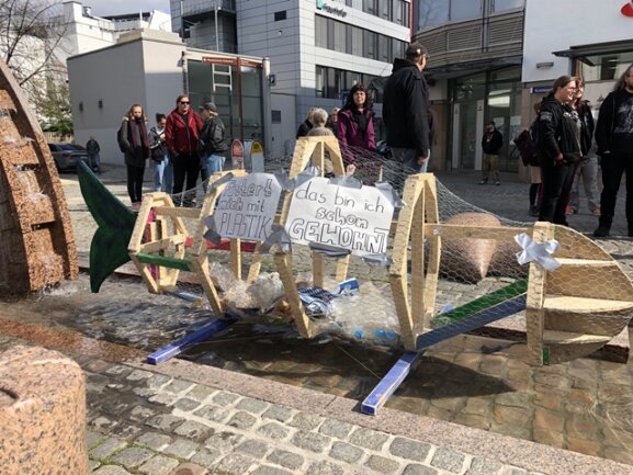 <p>Kreativer Protest in Zwickau: Dieser Fisch aus Holz diente auch als Mülleimer.</p>
