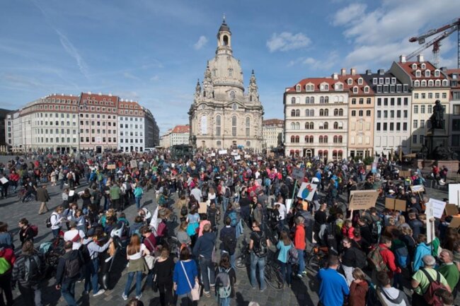 <p>Laut Veranstalter waren in Dresden rund 14.000 Menschen dabei.</p>
