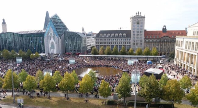 <p>In Leipzig trafen sich tausende Demonstranten vor dem Paulinum.</p>
