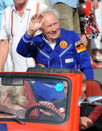 <p>Der Kosmonaut Sigmund Jähn nahm im September 2011 am Festumzug zum 20. Tag der Sachsen teil.</p>
