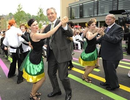 Will der Herr ein Tänzchen wagen? Ministerpräsident Tillich und Oberbürgermeister Kießling schwingen eine flotte Sohle.