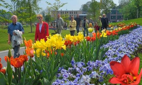Hier entstand für rund 20 Millionen Euro eine facettenreiche Parklandschaft mit 471 neu gepflanzten Bäumen, 5670 Sträuchern, 44.000 Stauden und Kletterpflanzen, 105.000 Frühjahrsblühern und 70.000 Sommerblumen.