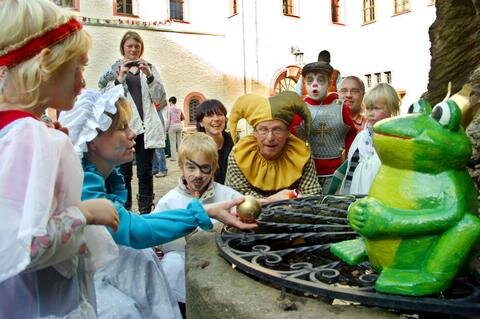 Premiere für die Märchenburg 2009: Erstmalig in diesem Jahr findet am Samstag die Veranstaltung um Froschkönig, Aschenputtel und Dornröschen auf Burg Scharfenstein statt. Von 10 bis 17 Uhr kann im Inneren der Burg unter anderem gespielt und gebastelt werden.