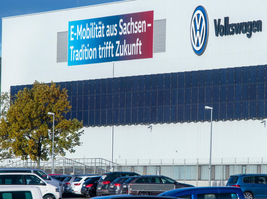 <p>"E-Mobilität aus Sachsen - Tradition trifft Zukunft" steht draußen am VW-Werk.</p>
