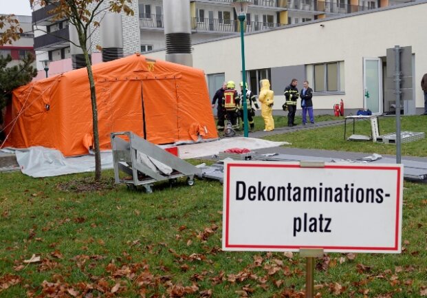 <p>Die kontaminierten Patienten wurden zum Klinikum Chemnitz an der Flemmingstraße gebracht. Bevor sie durch den Notarzt behandelt werden können, müssen sie erst durch die Feuerwehr entkonterminiert werden. Dafür wurden auch Zelte aufgebaut.</p>
