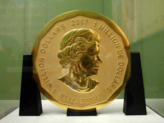 <p>Aus dem Bode-Museum auf der Museumsinsel stehlen Einbrecher im März 2017 eine 100 Kilogramm schwere Goldmünze im Wert von 3,75 Millionen Euro. Seit Januar 2019 stehen mehrere Männer vor Gericht. Die Polizei nimmt an, dass die Münze eingeschmolzen wurde.</p>
