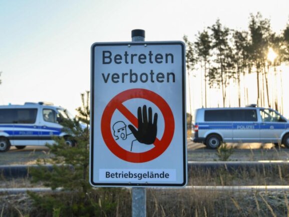 Ein Schild mit der Aufschrift «Betreten verboten Betriebsgelände» am Rand des Braunkohletagebaus Jänschwald. 
