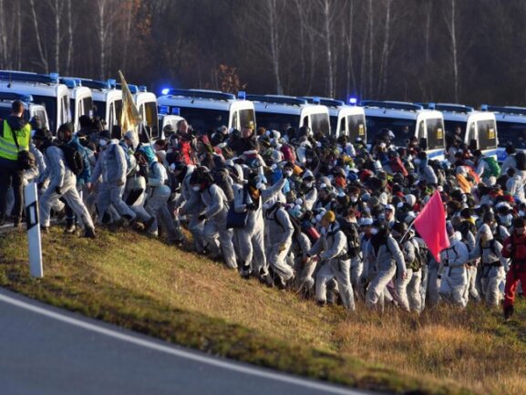 Klimaaktivisten auf dem Weg zum Tagebau Vereinigtes Schleenhain südlich von Leipzig. 