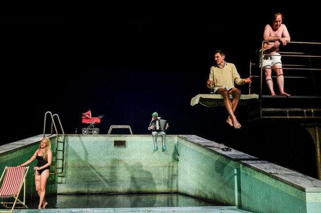 <p>24. Januar: Das Drama „Einsame Menschen“ spielt an einem See. Für die Chemnitzer Inszenierung wurde nun ein Swimmingpool auf die Bühne des Schauspielhauses gebaut. Während der Proben mussten sich die Schauspieler Hausschuhe überziehen, um keine kalten Füße zu bekommen.&nbsp;</p>
