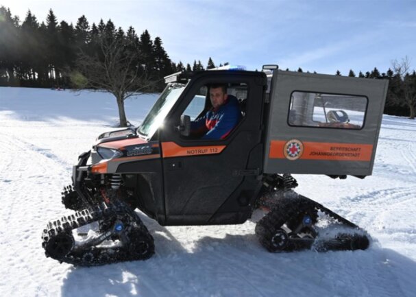 <p>25. Februar: Ein neues Fahrzeug mit Aufbau für den Patiententransport wird bei der Bergwacht Johanngeorgenstadt in Dienst gestellt. Es ist ein Side By Side Quad, das im Winter auf Ketten steht und im Sommer auf Reifen unterwegs ist. Das Fahrzeug ist geländefähiger als ein Motorschlitten.&nbsp;</p>
