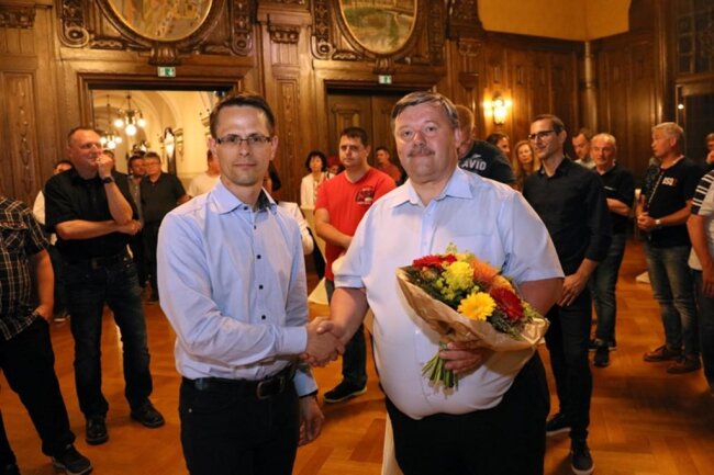 <p>26. Mai: Sören Kristensen (rechts) heißt der neue Oberbürgermeister von Werdau. Der Kandidat der Unabhängigen Liste setzt sich gegen Amtsinhaber Stefan Czarnecki (CDU, links) knapp durch – so wird der amtierende OB abgewählt. In Werdau hat seit der Wende kein Bürgermeister länger als eine Amtszeit regiert.</p>
