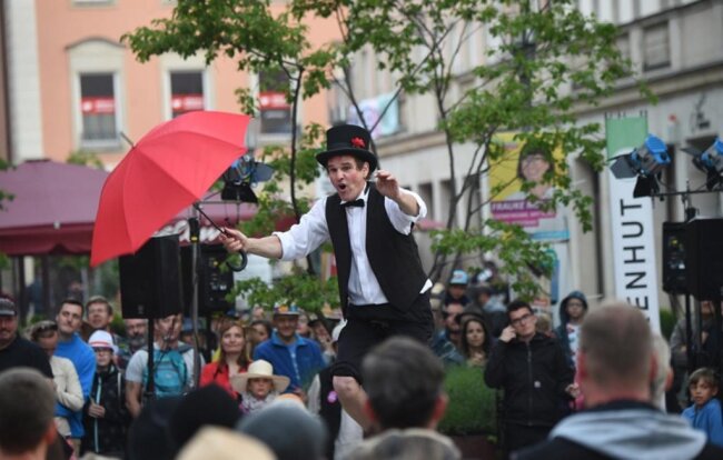 <p>25. Mai: Das zweite Chemnitzer Hutfestival zog 65.00 Besucher an. Drei Tage lang unterhielten etwa 300 Künstler das Publikum mit Musik, Zirkusartistik und Schauspiel an zwölf Orten im Chemnitzer Zentrum. Zusätzlich zur Kunst gab es diesmal darüber hinaus Märkte für Streetfood und Handwerk.</p>
